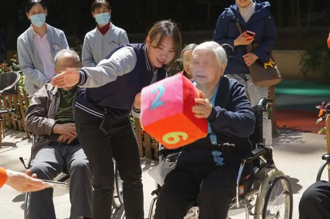 60歲了還可以做養(yǎng)老護理的工作嗎（養(yǎng)老護工的年齡要求）